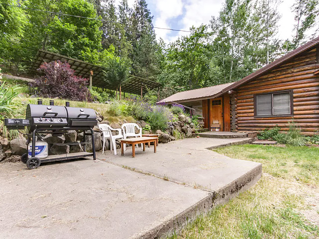 Picture of the Lincoln Log Cabin in Coeur d Alene, Idaho