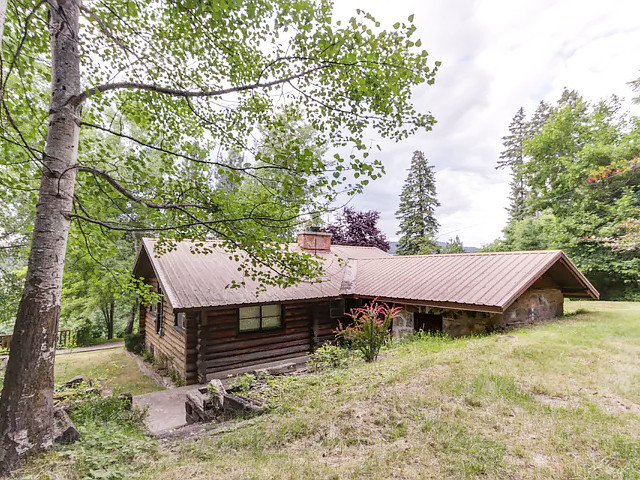 Picture of the Lincoln Log Cabin in Coeur d Alene, Idaho