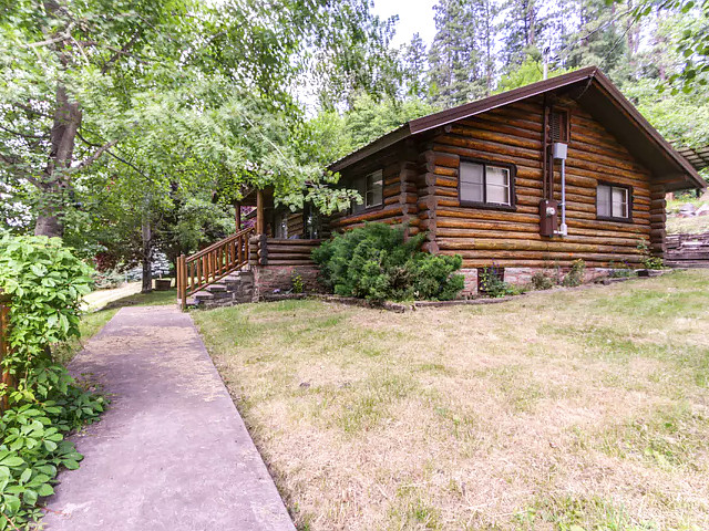 Picture of the Lincoln Log Cabin in Coeur d Alene, Idaho