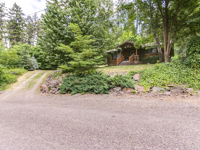 Picture of the Lincoln Log Cabin in Coeur d Alene, Idaho