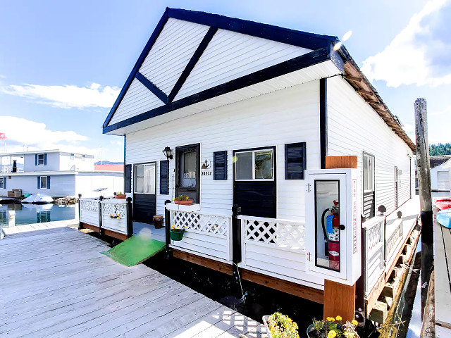 Picture of the Scenic Bay Float Home Hideaway in Sandpoint, Idaho