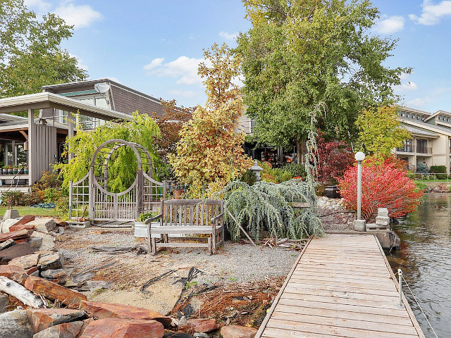 Picture of the Mimis Lodge on the Lake in Sandpoint, Idaho