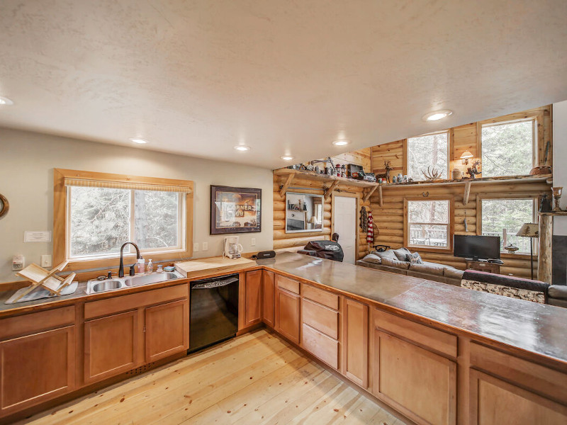 Picture of the Cascade Log Cabin in Cascade, Idaho