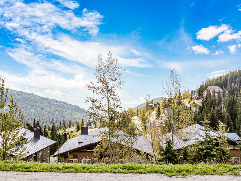 Picture of the Crystal Run Condominiums in Sandpoint, Idaho