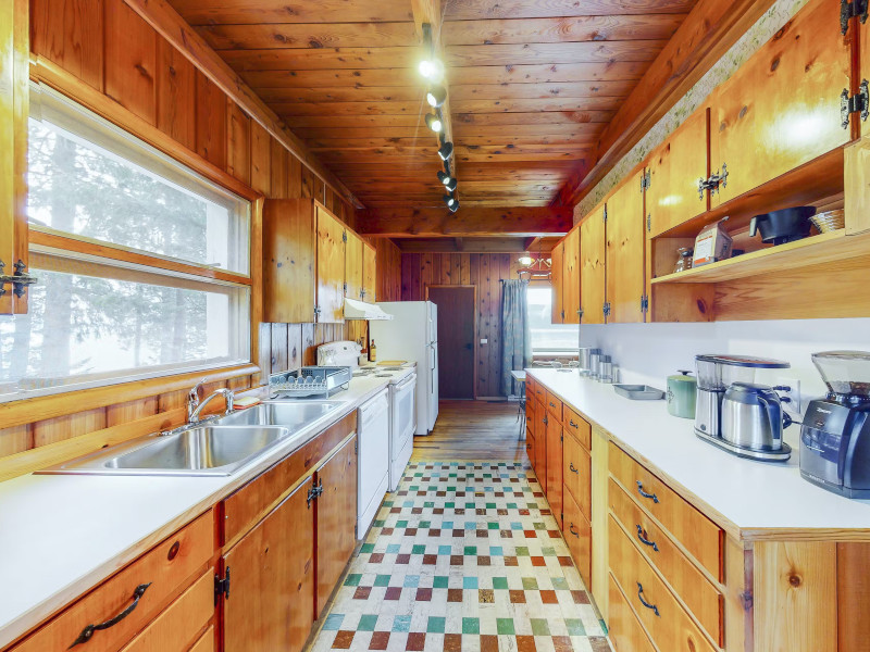 Picture of the Family Lake House with Private Studio in Harrison, Idaho