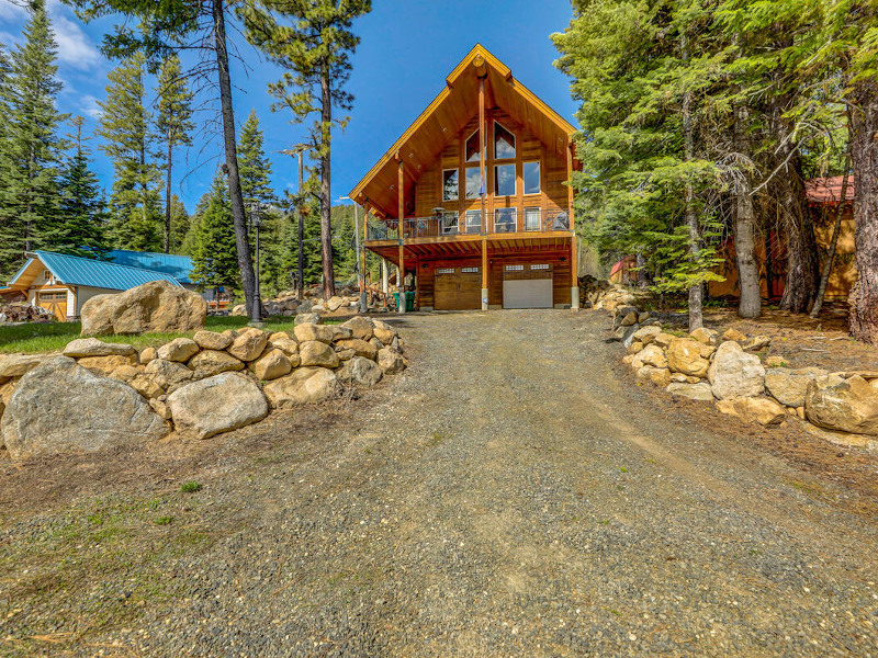 Picture of the Bear Den in Cascade, Idaho