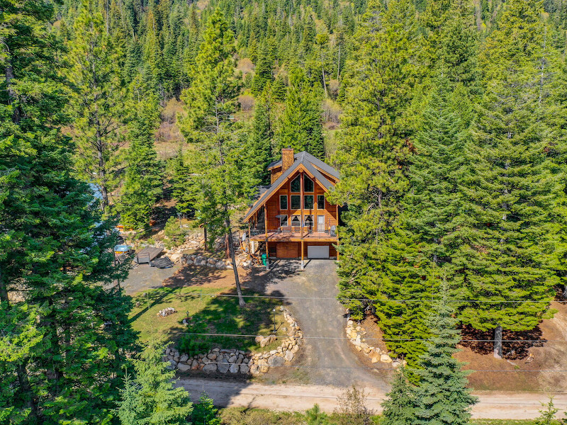 Picture of the Bear Den in Cascade, Idaho