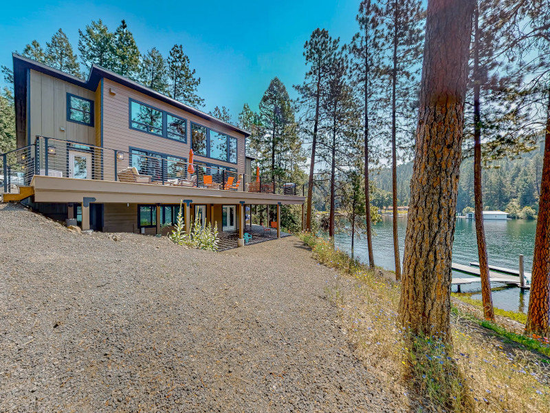 Picture of the Leaning Pine Point at Half Round Bay in Harrison, Idaho
