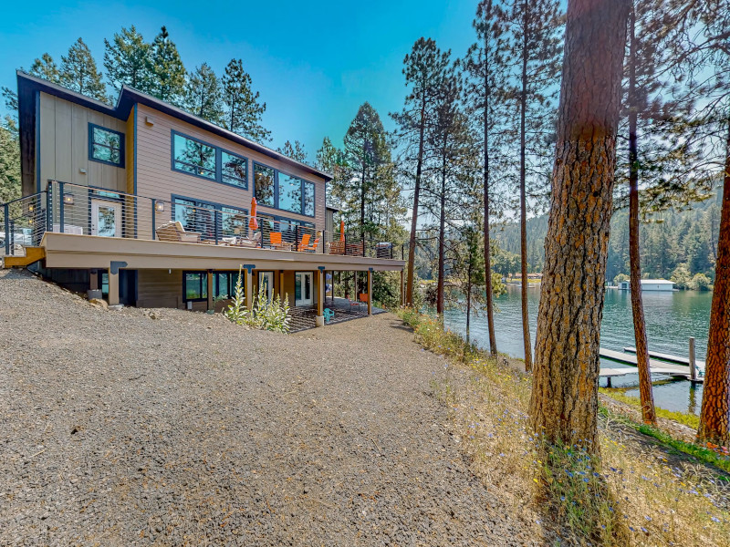 Picture of the Leaning Pine Point at Half Round Bay in Harrison, Idaho