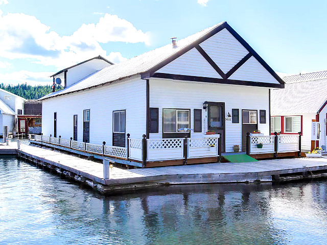 Scenic Bay Float Home Hideaway in Sandpoint, Idaho.