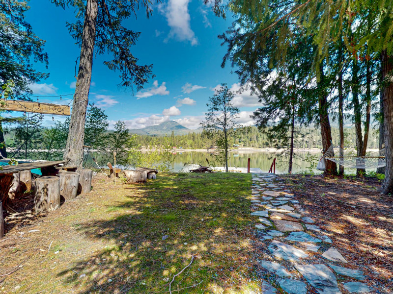 The Pend Oreille Riverside Retreat - Sagle in Sandpoint, Idaho.