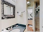 Bathroom 2 (Middle Level)