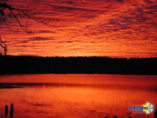 Sunset on Payette Lake, © 2002 InIdaho.com